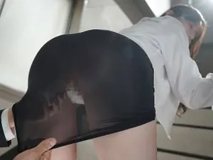 Cảnh sex tập thể nổi tiếng! Con đĩ bị một nhóm đàn ông to lớn làm tình một cách điên cuồng! Chị em liếm cặc từ phía sau