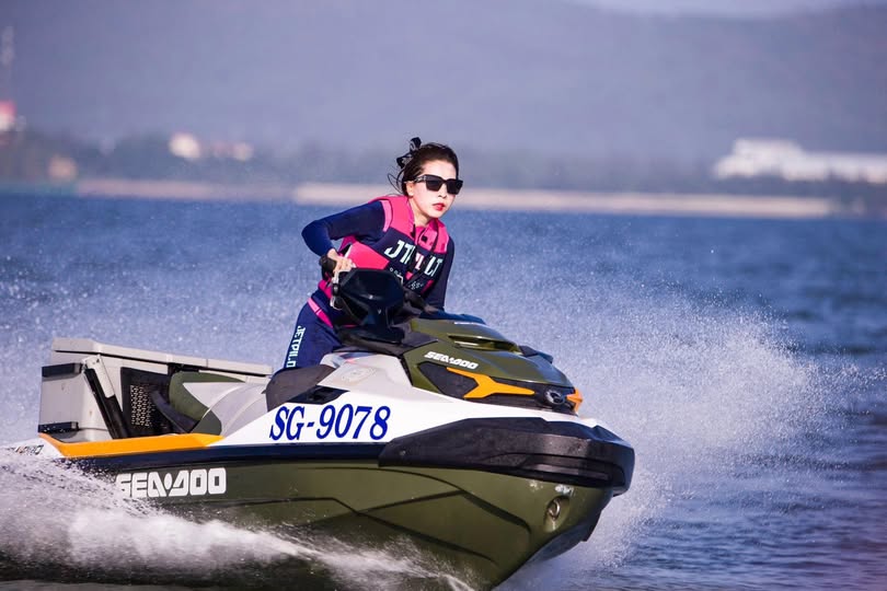 Anh chàng gầy gò đến khách sạn để quan hệ với một cô sinh viên bán thời gian tóc ngắn ~ ngậm sâu, liếm mông, rồi quan hệ với cô bé lớn của cô ấy từ phía sau...