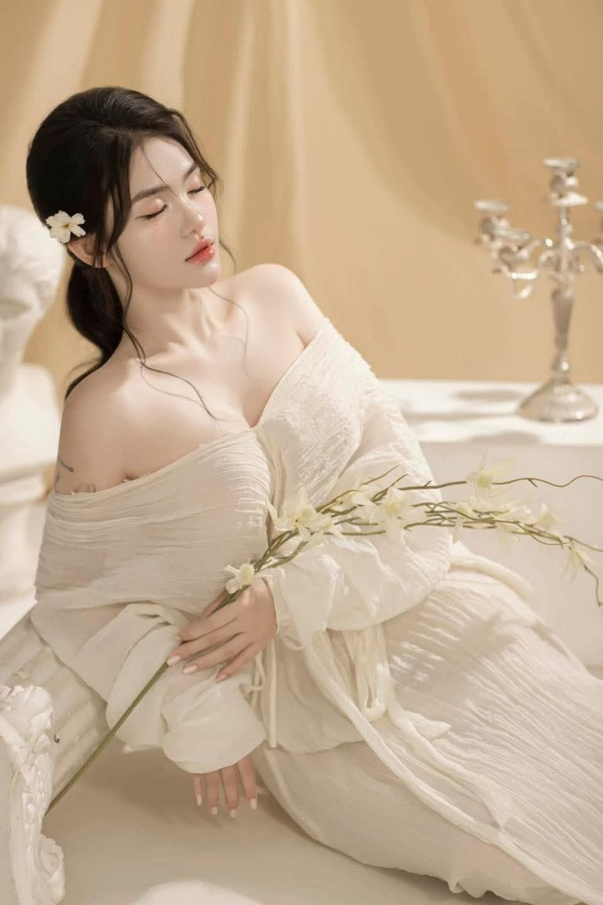 Dâm dâm cô nướng đeo kính thích cưỡi ngựa